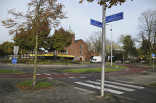 909304 Gezicht op het Prins Bernhardplein te Utrecht, met op de voorgrond een lantaarnpaal met de straatnaamborden ...